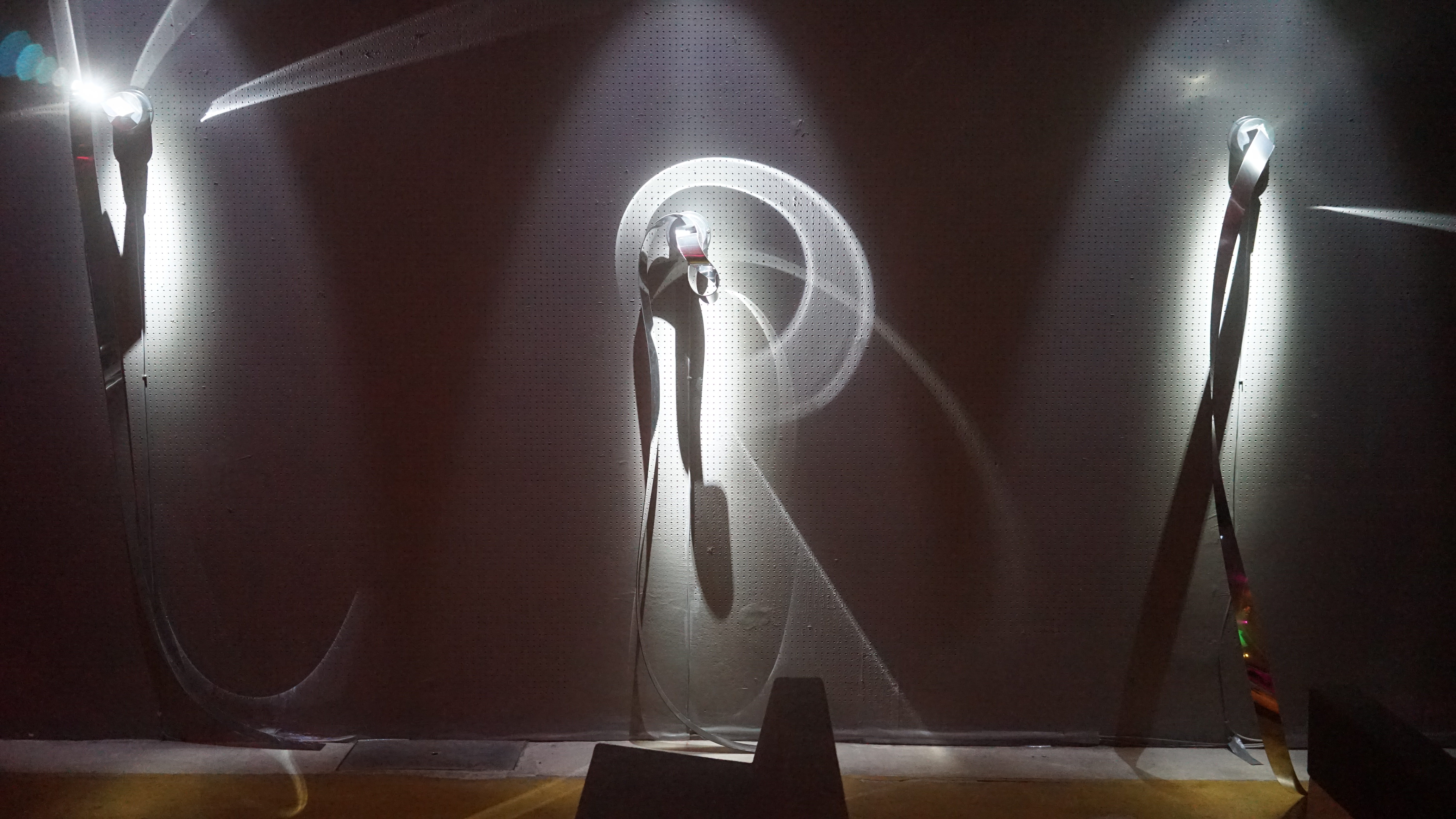 turning and falling turning and falling
Spiegelband, Motor, Lichtspot
2016