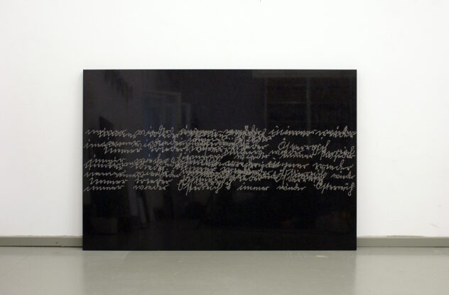 Schwarze Granittafel mit eingravierter Handschrift