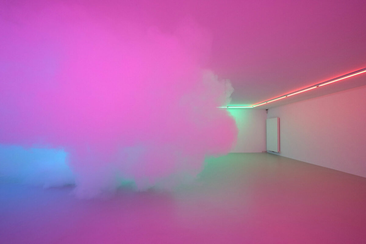 Rosa beleuchteter Raum mit rosafarbenen nebel und grünen und blauen lichtern