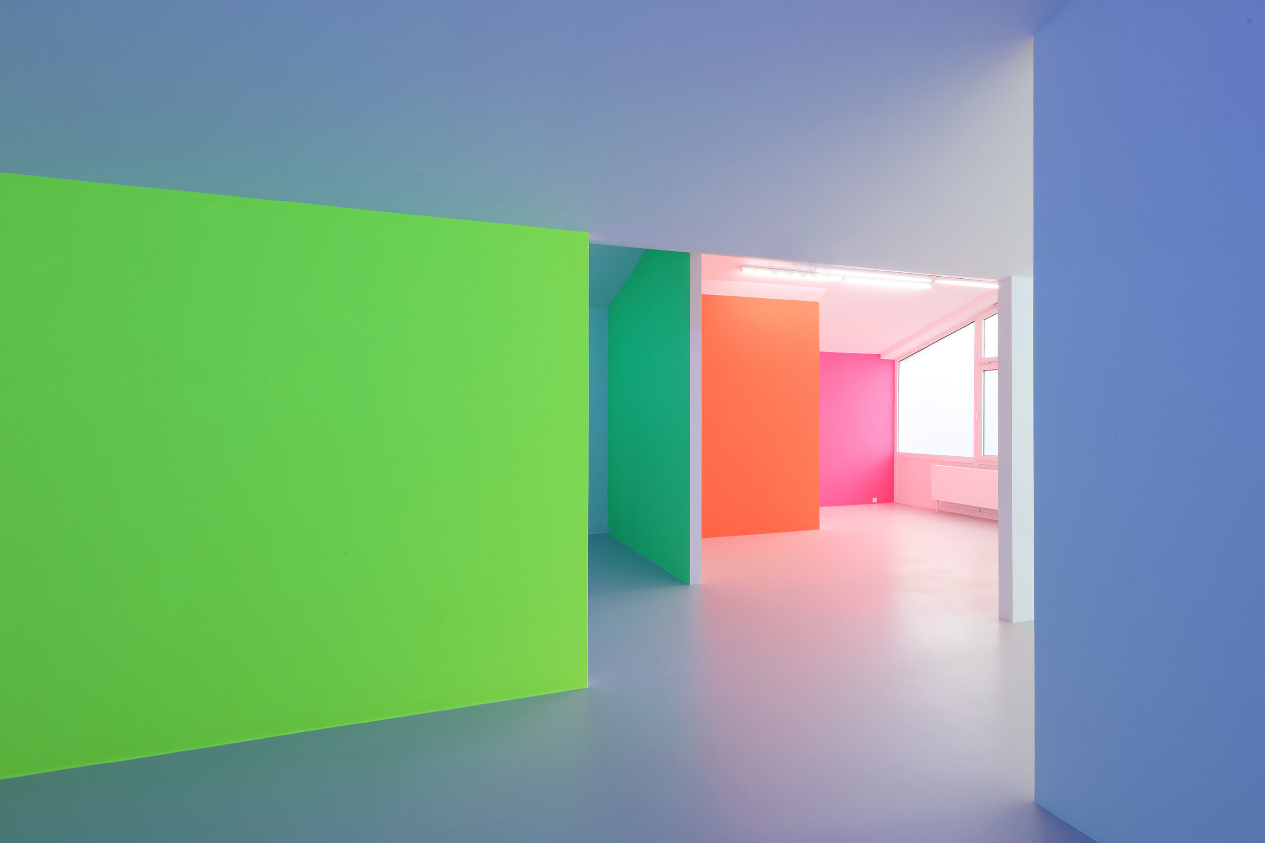 Zora Kreuzer, Shift, 2022
Acrylfarbe auf Wand, farbige Leuchtstoffröhren
Museum gegenstandsfreier Kunst Otterndorf
Foto: Alistair Overbruck