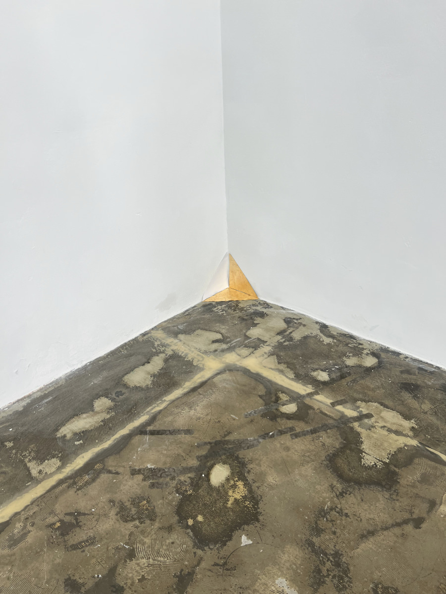 die Geometrie einer dürftigen Einsamkeit (Gaston Bachelard)
Modell der Raumintervention, vergoldete Ecke 2026, (Mit lieber Unterstützung von Maria Berger-Pachovsky)
Foto: Christiane Reiter
