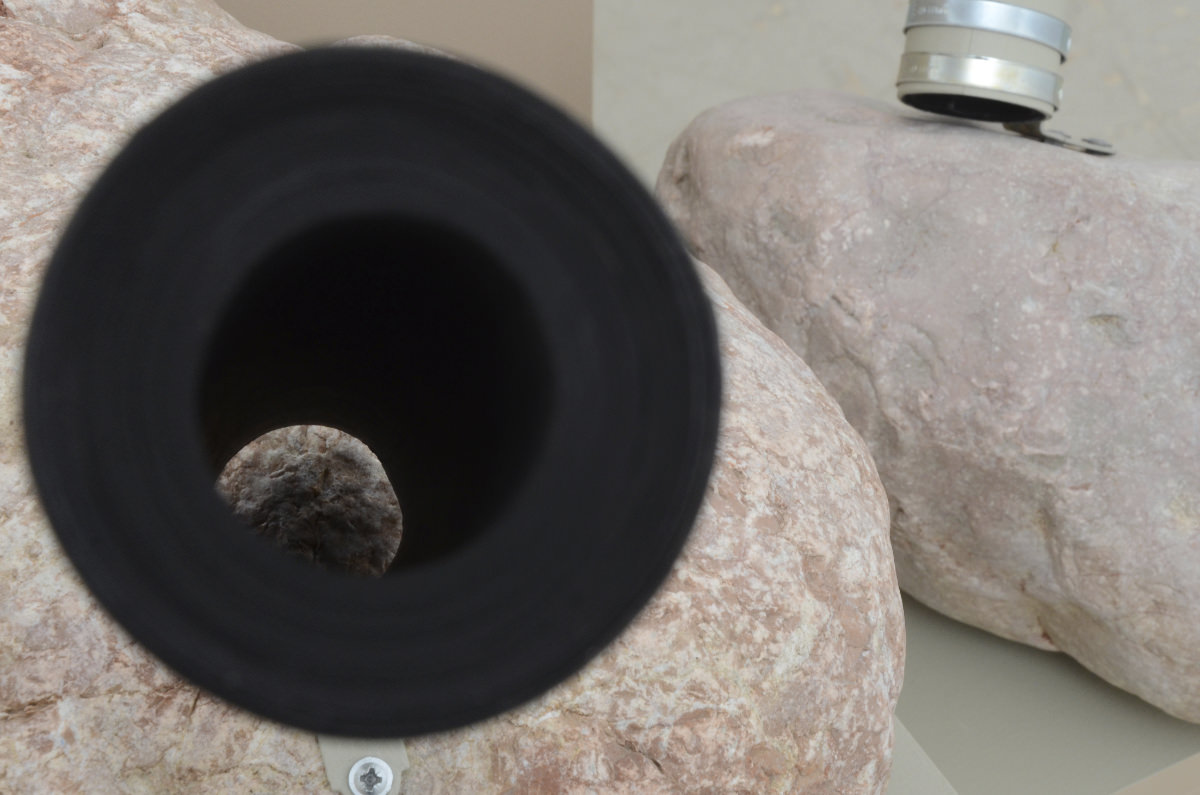 Planetothek
2017-2025, äußerst analoge auto-performative Installation; Natursteine, Metallwinkel, Kartonrohre;
C: Wendelin Pressl | Bildrecht Wien
